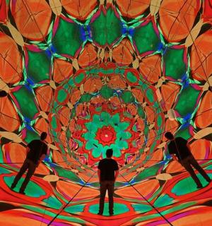 一群人站在曼荼罗前