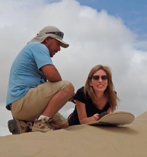 一男一女坐在沙漠之巅