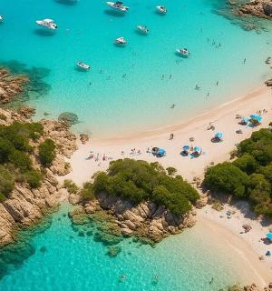 海滩鸟瞰图，水中停泊着船只