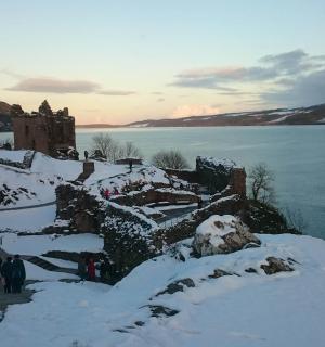 雪中一座水边的城堡