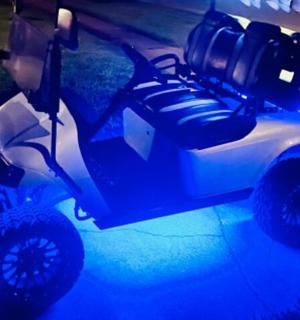 一辆丰田全地形车停在房间里