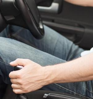 坐在汽车驾驶座上的人