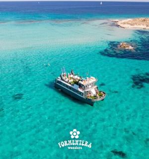 loď plovoucí na vodě v oceánu