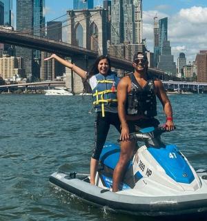 两名男子在水上驾驶水上摩托艇