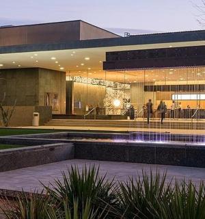 budova s fontánou před ní