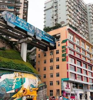 高楼林立的城市里的路牌