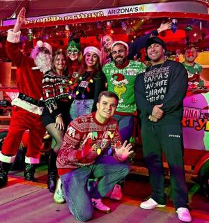 一群人在一辆车前摆姿势拍照