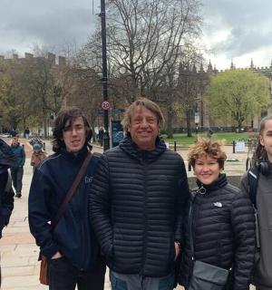 eine Gruppe von Menschen, die für ein Foto posieren