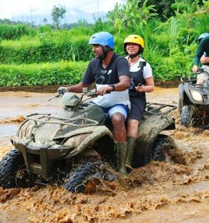 一群人骑着四轮摩托车穿越泥泞