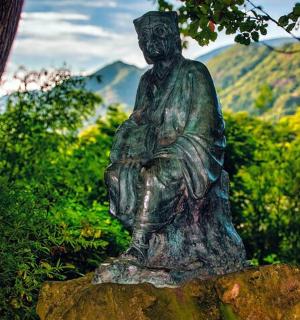 坐在岩石上的女人雕像