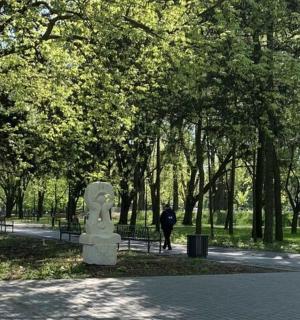 公园里的一座雕像，旁边有人在行走