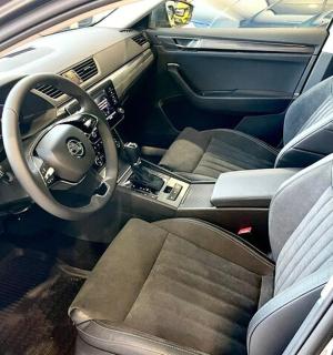 o vedere a interiorului unei mașini