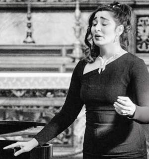 žena stojící před klavírem