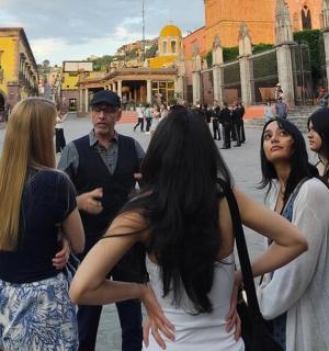 一群人站在街上