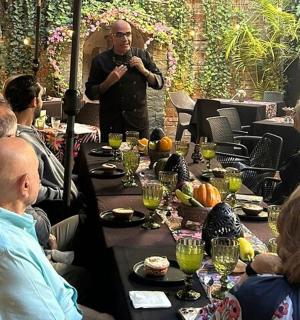 一群人围坐在一张长桌旁