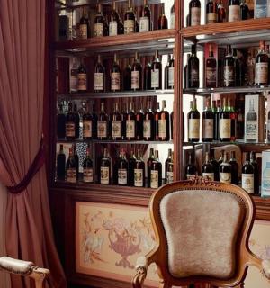 房间里摆满了许多酒瓶
