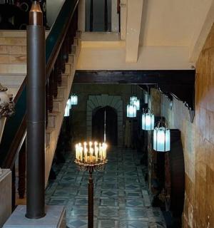 走廊里有楼梯,楼梯旁放着花瓶和蜡烛。