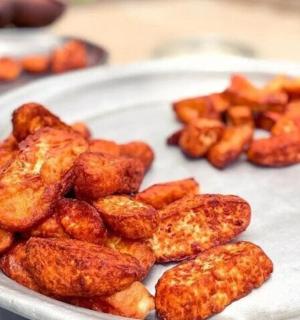 桌上的一盘油炸食品