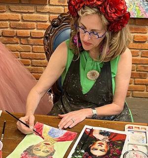 一位头戴花环的女子正在裁剪一件连衣裙。