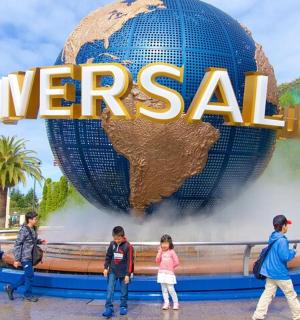 一群人站在“旅行”字样前。