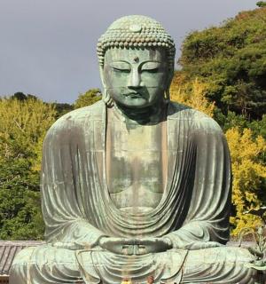 一尊巨大的佛像，端坐在长椅上