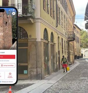 一部手机正在拍摄一个走在街上的人。