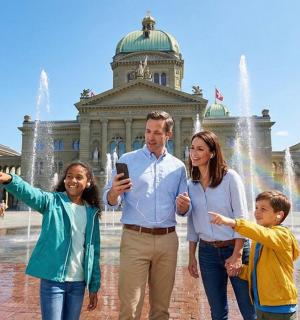 rodina stojící před fontánou před budovou