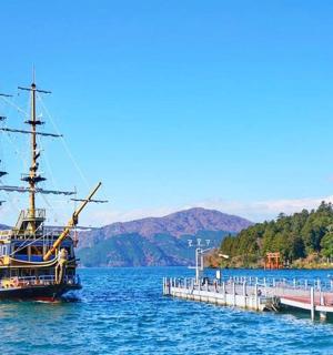 码头旁水面上的一艘大船