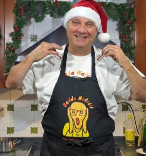 muž v klobouku Santy v kuchyni