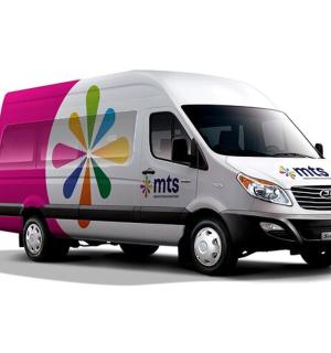 一辆银色厢式货车,侧面画着一朵花。