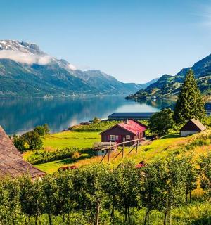 山谷与湖泊和山脉的景色