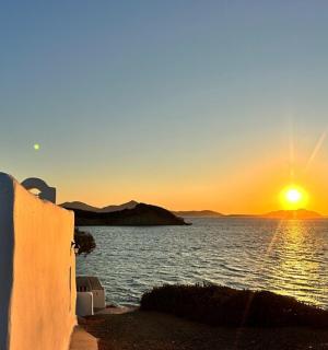 教堂旁的水域上空的日落