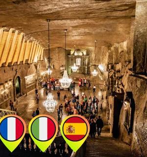 一群人走在一栋有标牌的建筑物里。