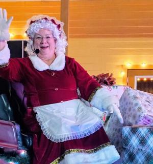 starší žena sedící na židli a telefonující