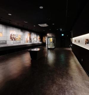 博物馆里的一条走廊，走廊尽头是一个摆放着展品的房间