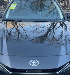 一辆蓝色汽车停在停车场