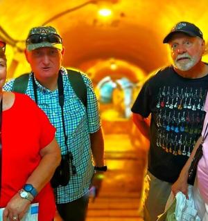 一群人摆姿势拍照