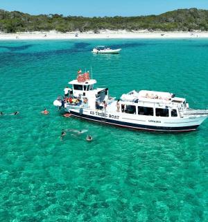 ein Boot in einem großen Gewässer mit Menschen darauf