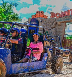 一群人乘坐越野车