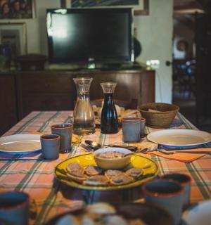 un tavolo con piatti e ciotole di cibo sopra