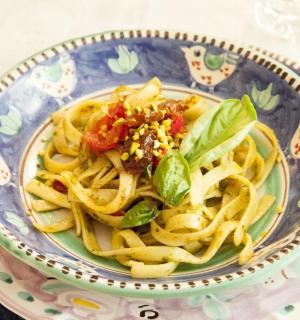 桌上摆着一盘带配料的意大利面