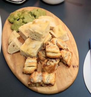 桌上的一盘木盘食物