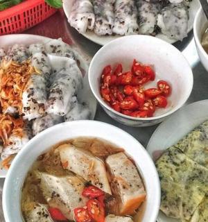 摆满盘子和碗的桌子