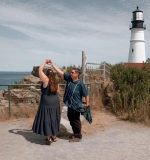 一男一女站在灯塔前