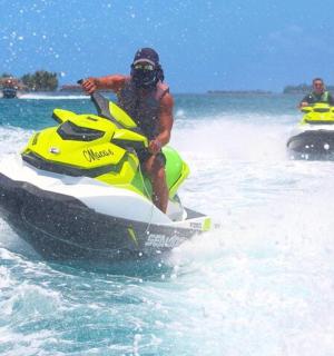 两名男子在水中驾驶水上摩托艇