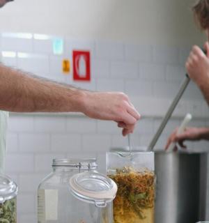 两个男人站在厨房准备食物