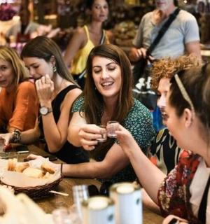 一群女人坐在桌边喝酒