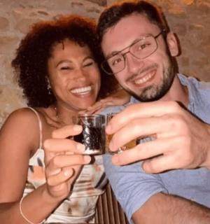 一名男子和一名女子手拿饮料