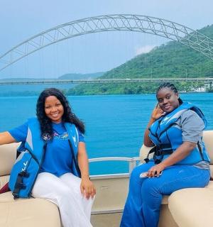 两个女人坐在水上的船上