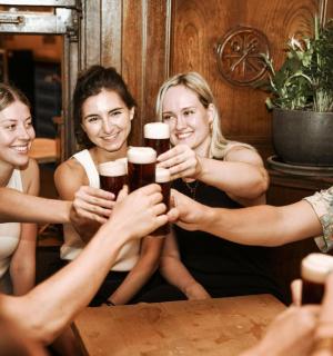 一群人举着啤酒瓶